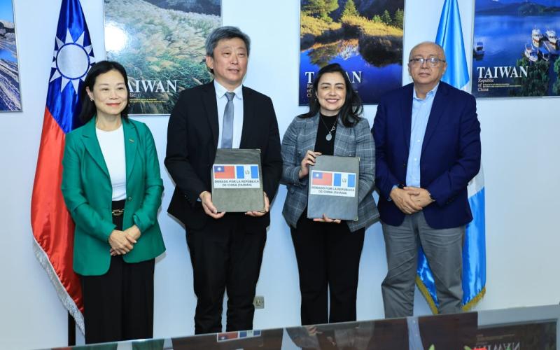 Firman acta de donación de equipo de proyecto Fusarium Raza4 Tropical