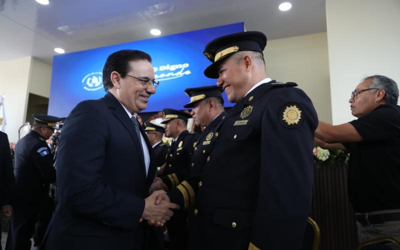 Graduación de 10 comisarios generales fortalece liderazgo en la PNC