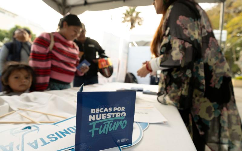 SEGEPLAN habilitó un quiosco para dar a conocer el proceso de aplicación al programa de Becas por Nuestro Futuro.