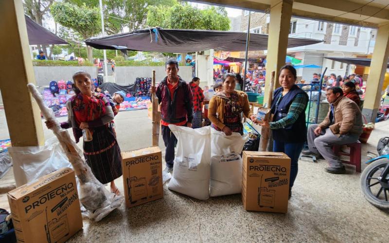 Más familias agricultoras reciben kits productivos 