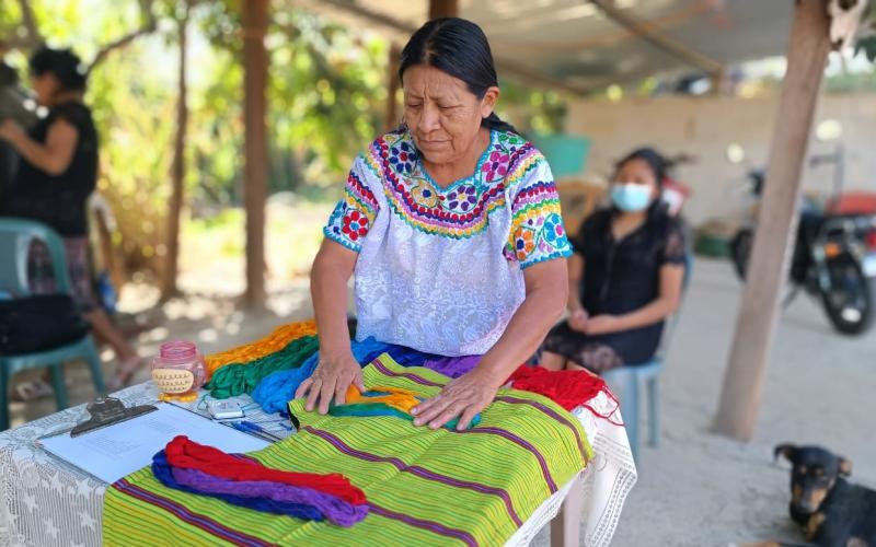 Mujeres de Cubulco preservan la tradición del bordado del Güipil