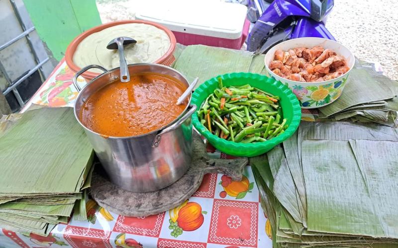 Entre hojas y tradición: Melchor de Mencos preserva la elaboración de tamales navideños