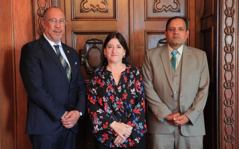 Ministra Grazioso recibe a embajador de la India. 