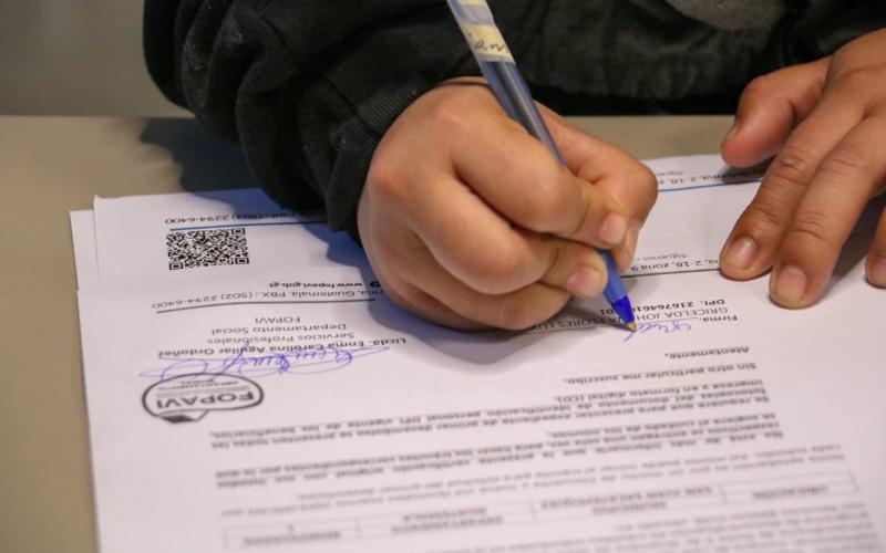 Entrega de certificación de aprobación de subsidio habitacional a residente de San Juan Sacatepéquez