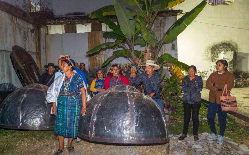 Cofradías de Rabinal reciben peroles para fortalecer la tradición culinaria Achi