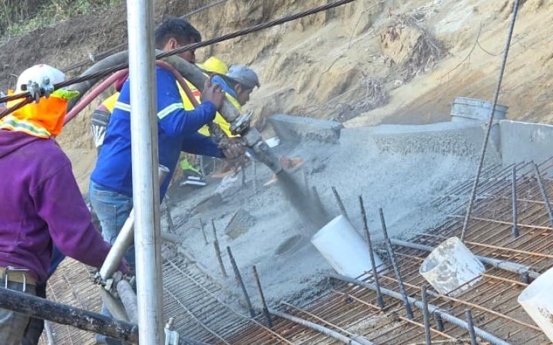 Construyen muro de protección en El Hato