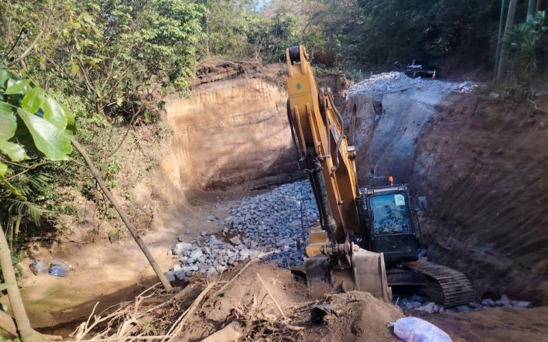 Familias de San Vicente Pacaya contarán con un camino más seguro