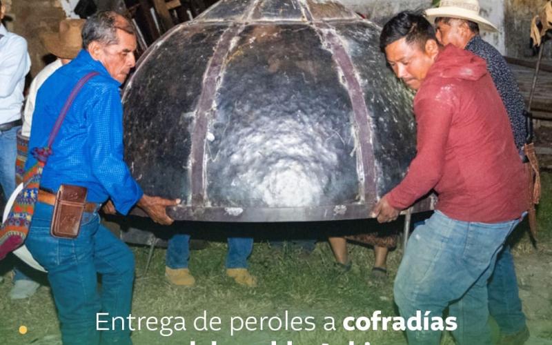 Entrega de peroles a cofradías del pueblo Achí