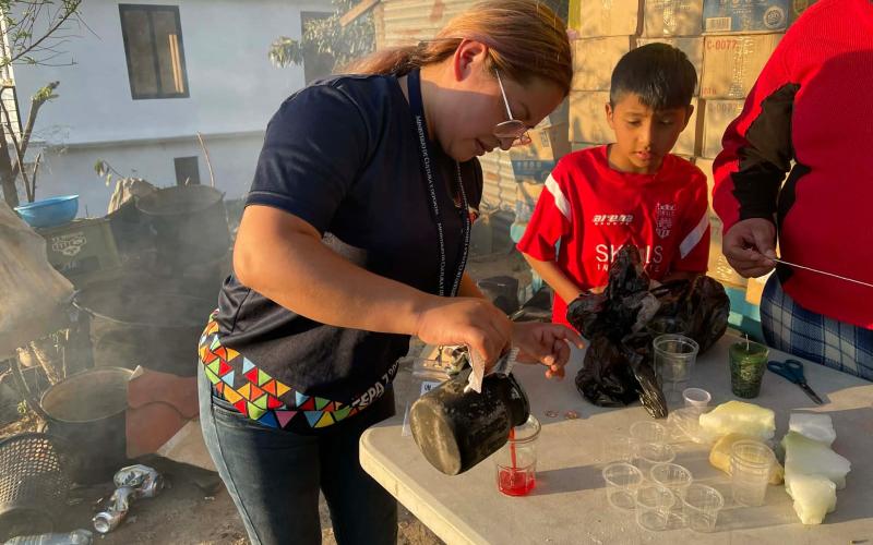 Taller de elaboración de velas llevado a cabo en San Marcos. 