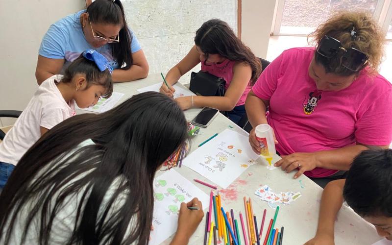 El taller estuvo dirigido a niños, niñas y adultos. 