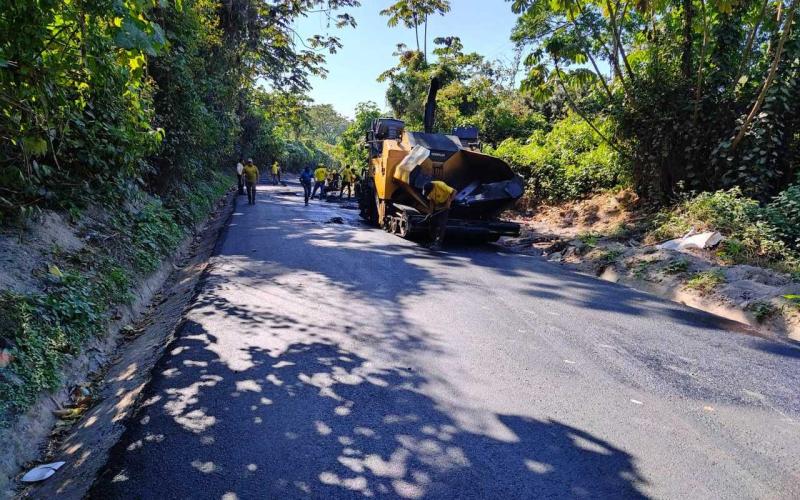 Nueva carpeta asfáltica mejora el paso y acorta distancias en Suchitepéquez