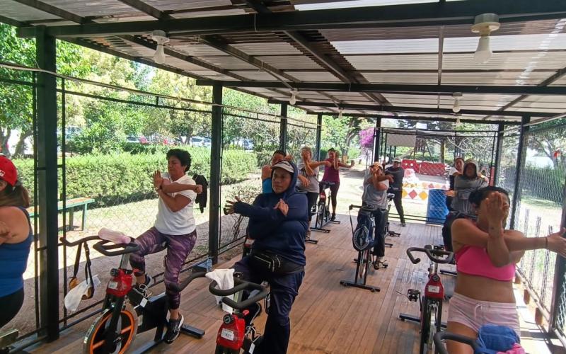 Ministerio de Cultura y Deportes ofrece clases gratuitas de bicicleta estacionaria en el Parque Erick Barrondo. 