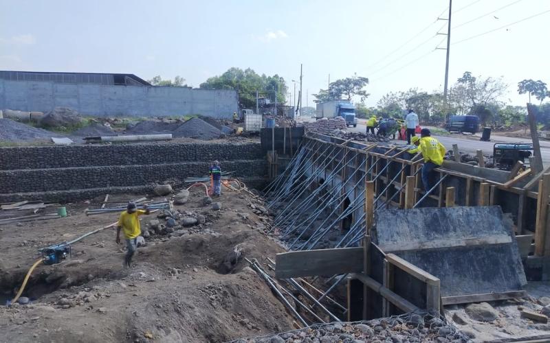 Avanzan trabajos en la CA-2 de Siquinalá para proteger la carretera y evitar daños por lluvias