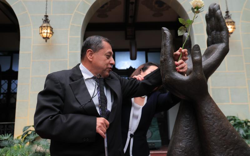 Noé Hinestroza Herrarte es reconocido con el Cambio de la Rosa de la Paz por su compromiso con los derechos humanos y las personas con discapacidad. 