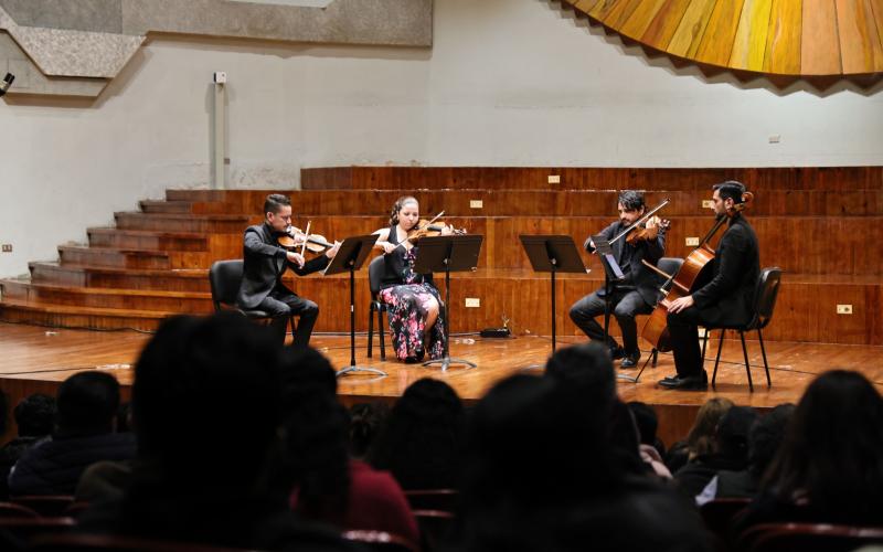 “Contrastes”: un susurro sonoro entre técnica e historia. 