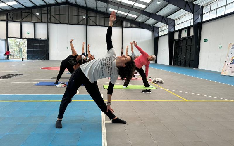 Parque Erick Barrondo recibe taller gratuito de yoga impartido por la Embajada de la India