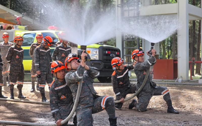 Brigada Humanitaria y de Rescate fortalece sus capacidades en el manejo de equipo contra incendios.