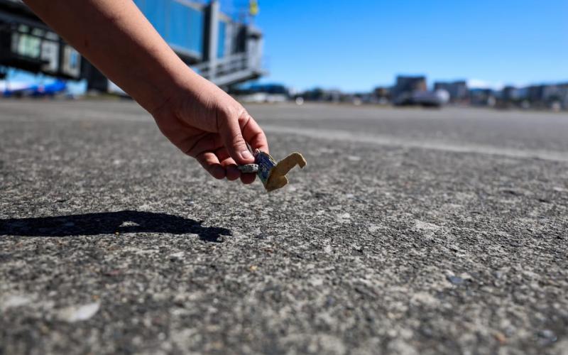 En esta caminata de sensibilización participan todas las empresas de apoyo terrestre, aerolíneas y unidades operativas del AILA, reafirmando que la prevención del FOD es una responsabilidad compartida. El principal objetivo es concientizar al personal aeroportuario sobre la importancia de mantener las plataformas libres de FOD, ya que esto impacta directamente en la seguridad de las operaciones aéreas.