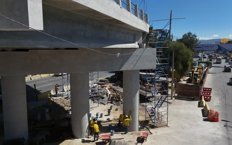 Obra del paso a desnivel en Calzada Roosevelt continúa: resta un 14 % de avance físico