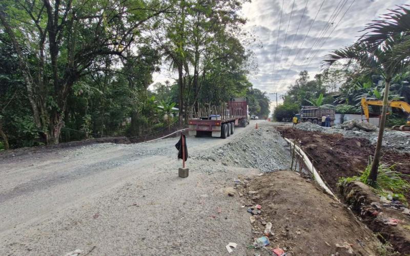 Se habilita paso vehicular provisional en el km. 281.3 de entre puente Río Dulce y la aldea La Libertad, mentas se finaliza la instalación de tubería transversal