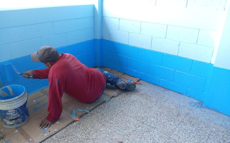 Mantenimiento escolar mejora la seguridad y las condiciones de aprendizaje para estudiantes de Villa Canales