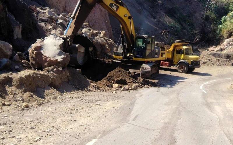 Retomamos los trabajos de limpieza por derrumbe en la ruta Palín–Santa María de Jesús 