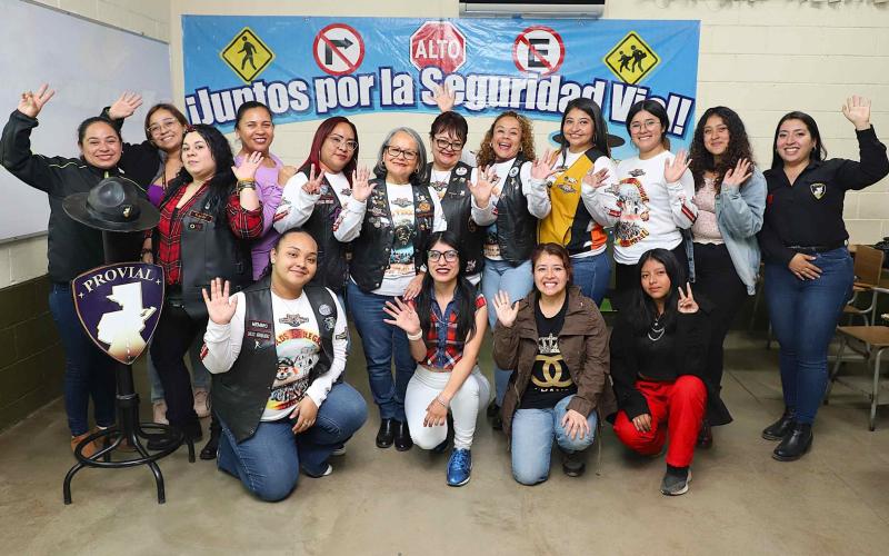 Mujeres motociclistas que participarán en la Caravana del Zorro son capacitadas en seguridad vial