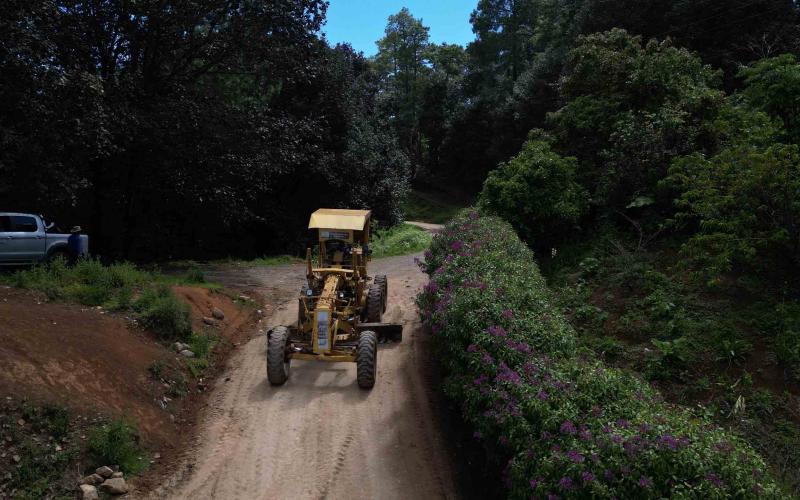 Familias de San Pedro Jocopilas contarán con caminos rurales más seguros