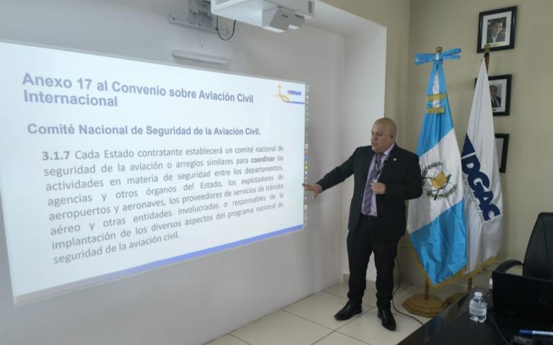 El encuentro fue coordinado por la Dirección General de Aeronáutica Civil (DGAC) y reunió a representantes del Ministerio de Gobernación (Mingob), el Ministerio de la Defensa Nacional, el Ministerio de Relaciones Exteriores, el Instituto Guatemalteco de Migración (IGM) y la Secretaría de Inteligencia Estratégica del Estado, como entidad invitada.