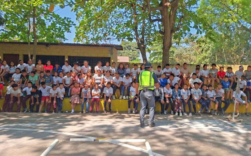 PROVIAL lleva educación vial a estudiantes de Escuintla con parque interactivo y mensajes preventivos
