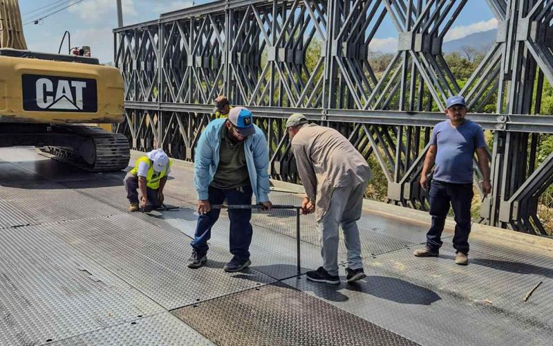 Priorizamos el paso vehicular  con la reparación de planchas sobre el puente Santiago