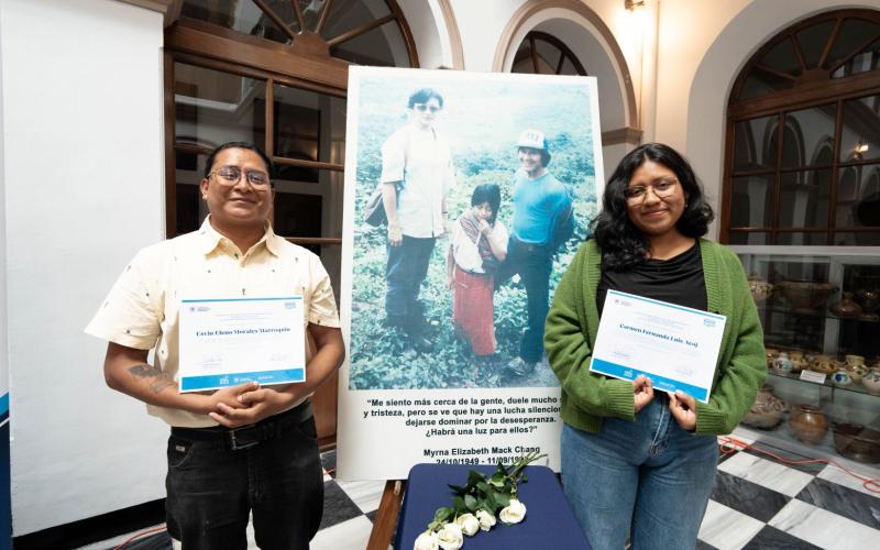 Estudiantes de antropología de la USAC) que recibieron este día la Beca Myrna Mack.
