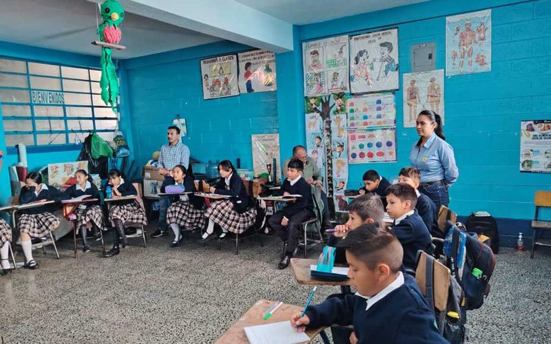 Capacitan a estudiantes de San Marcos para prevenir el Gusano Barrenador