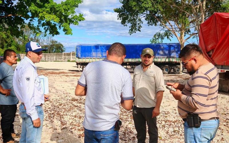 Continúan jornadas para tramitar licencias sanitarias de transporte en Petén