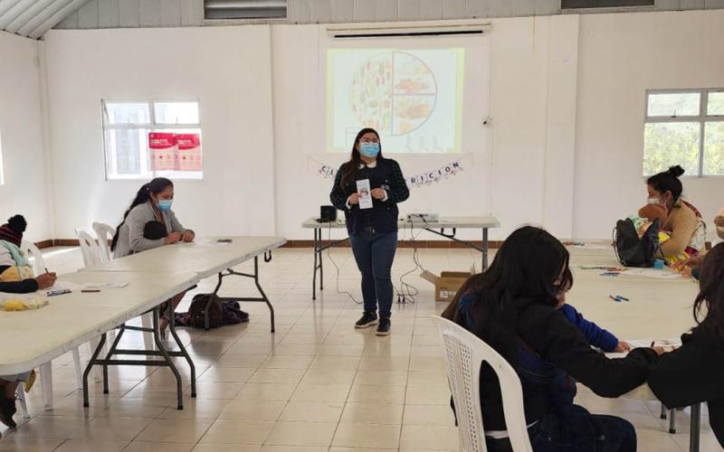 Entre recetas, juegos y esperanza, fortalecen la alimentación de sus hijos