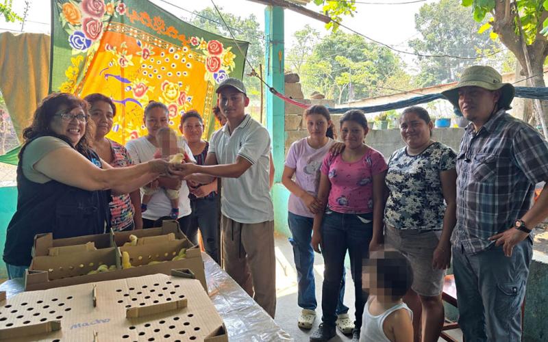 Entregan dotación de aves a CADER Juvenil