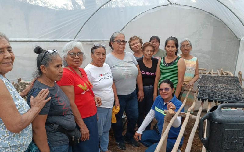 Entregan insumos para mejora hortícola del CADER en Zacapa