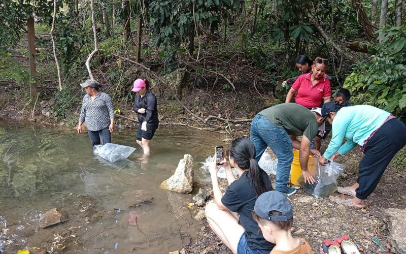 Entregan tres mil alevines a productores de Poptún