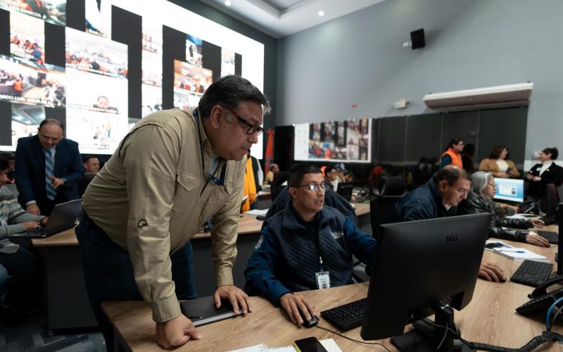 El Secretario de Planificación, Carlos Mendoza Alvarado, en el Centro de Operación de Emergencias (COE).