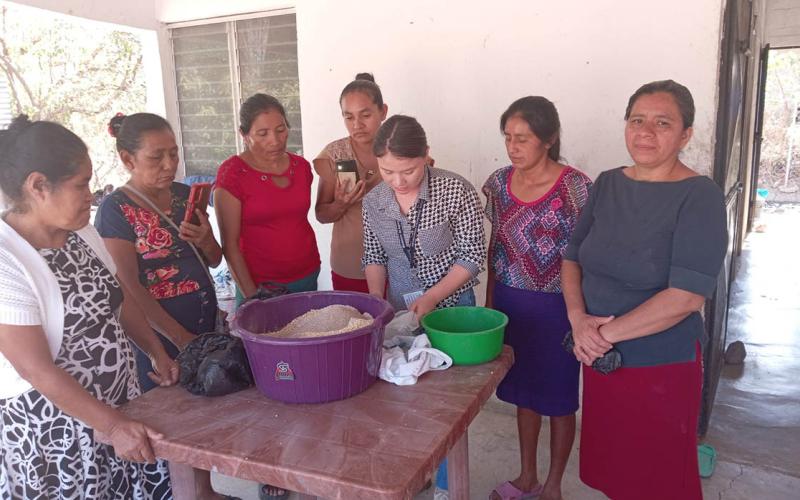 Familias jutiapanecas aprenden a elaborar concentrado casero para aves de patio 