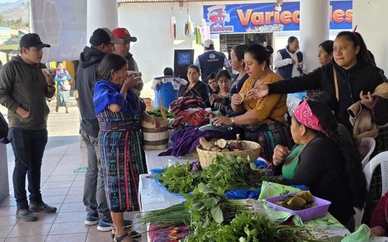 Feria del Agricultor dinamiza el comercio directo en Baja Verapaz