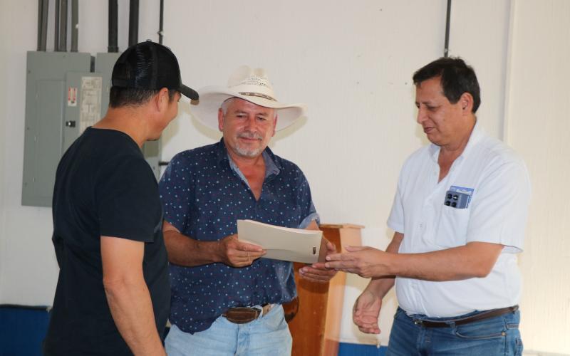 Fortalecen organización de ganaderos en Petén