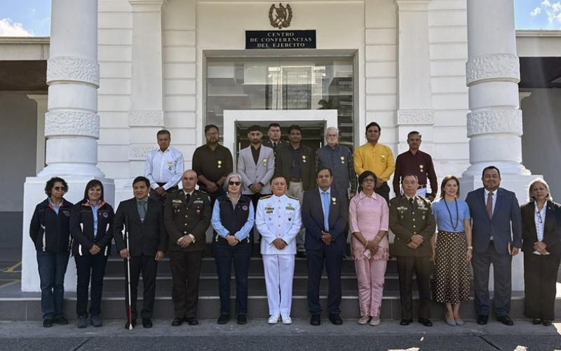 Ejército de Guatemala condecora al Embajador de la República de la India y misión médica por su labor humanitaria en beneficio de los guatemaltecos.