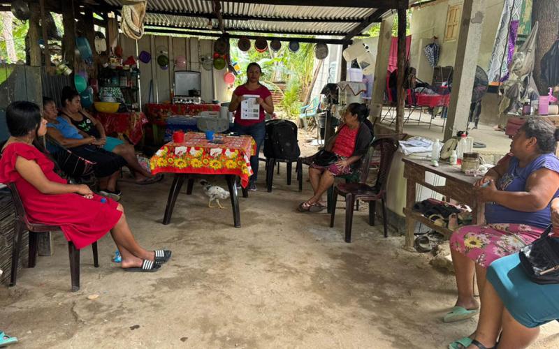 Mujeres aprenden la elaboración de charcas para alevines