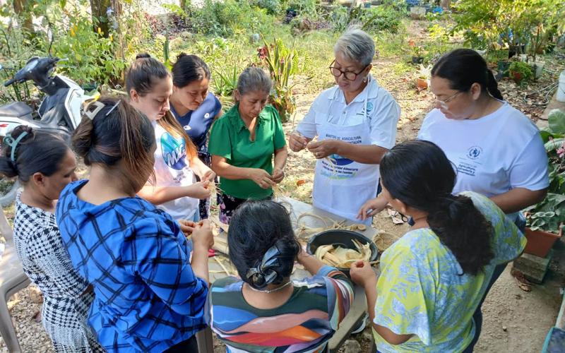 Mujeres rurales de Las Cruces transforman la tusa en emprendimiento