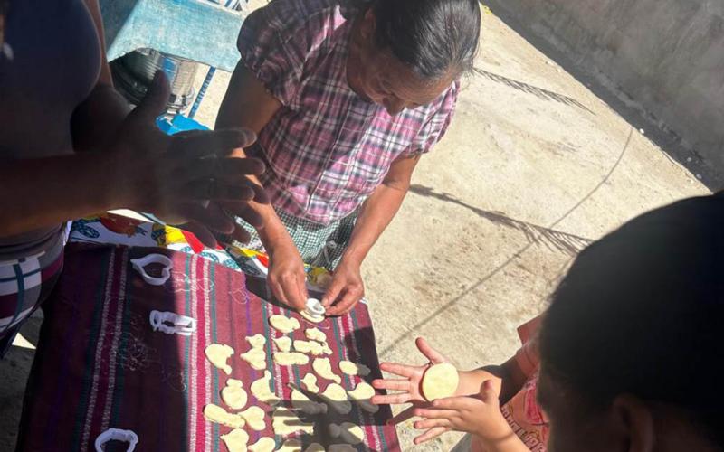 Mujeres rurales de Santa Rosa fortalecen su economía con la producción de dulces de leche