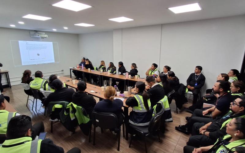 Personal del AILA recibe capacitación en nuevos escáneres