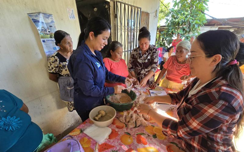 Productores de Jutiapa fortalecen su economía con talleres de alimentación avícola