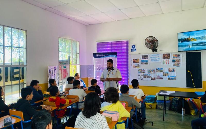 Estudiantes de Santa Elena de la Cruz aprenden sobre patrimonio cultural y natural. 