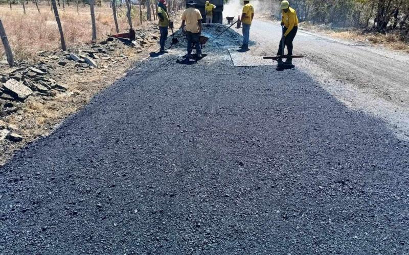 Bacheo mejora el día a día de vecinos de Agua Blanca